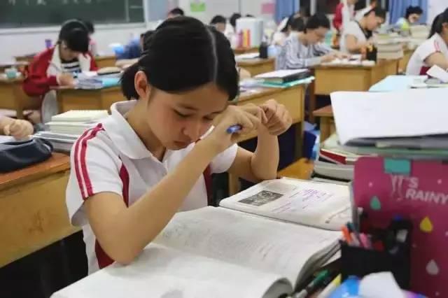 为什么高考状元睡得很少(学霸都不用睡觉的吗经常熬夜学习吗为什么他们一整天都不困学霸秘籍作息规律家长必看学习方法拒绝熬夜)