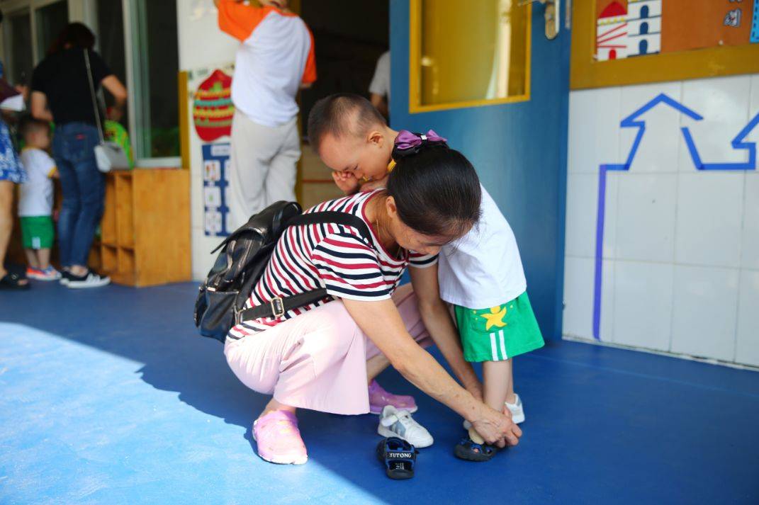 小班小朋友喜欢哭怎么办(孩子哭闹爱发脾气只要4招直接搞定～育儿教育亲子教育家庭教育)