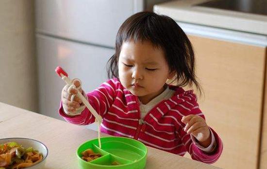 小班家长用自己的筷子喂饭怎么办