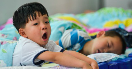 这是个小小班好哭怎么办(父母反思：孩子哭泣半小时，幼儿园老师却不安慰？解决方法是...)