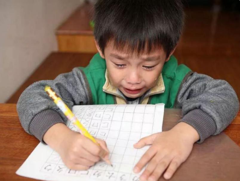 为什么从小学英语比较好(揭秘早期英文启蒙：孩子学英语的最佳时机和两大优势！)