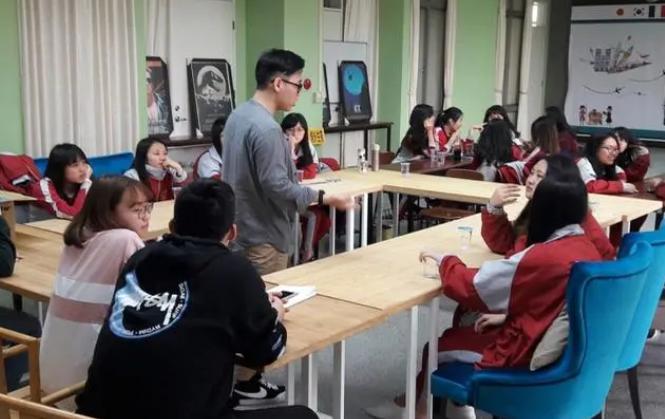初中英语听不懂是什么体验(揭秘国际留学：超越应试教育，挖掘学子兴趣)