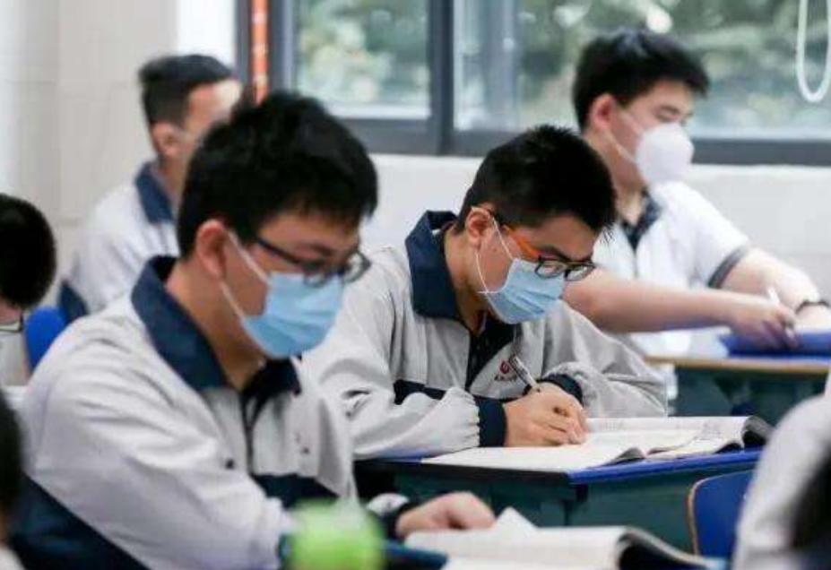 化学与政治哪个更难读一点(揭秘最稳高考组合，物化证助你升学顺利！)