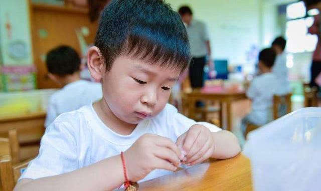 大班孩子厌学怎么办(揭秘厌学背后的求救信号，三招恢复孩子学习信心！)