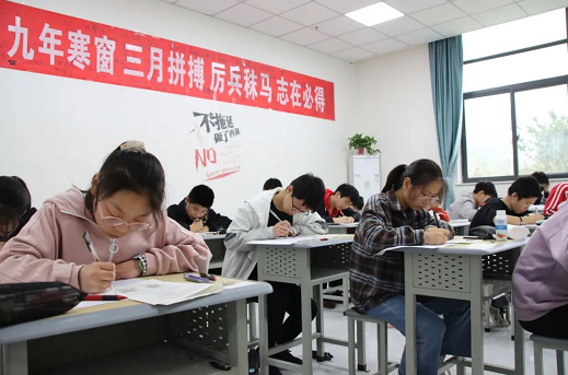 三模语文如何复习初中(《语文期末高效复习攻略：背诵+阅读+作文，轻松拿高分！》)
