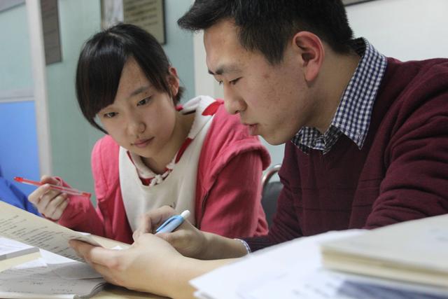 高中语文不好数学好怎么学(高中生月考成绩翻倍！两套教材逆袭秘诀揭秘，绝对值得一试！)