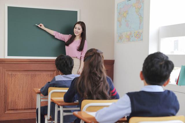 小学暑假怎么辅导英语(【爆破式英语提升攻略】夏日轻松搞定听力阅读，让孩子轻松成英语达人！)