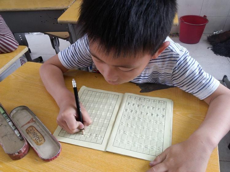 家长如何跟孩子学语文作文(神奇口诀!三字变200字,天气描写如入画)