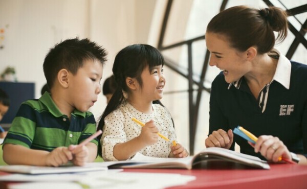 中国孩子怎么学英语(英语考试或成历史？国内取消小学期末英语考试引热议)