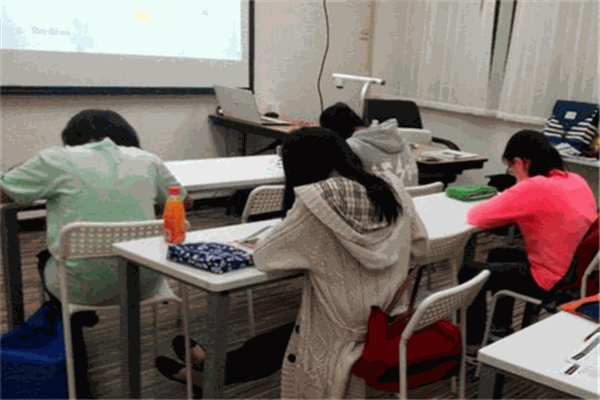 公共场所不自信怎么办小班(揭秘孩子不敢与陌生人打招呼的真正原因和终极解决方法！)