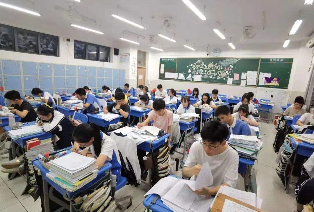 高考前睡多久正常呢(考试前一夜，你绝不知道的睡眠秘密！)