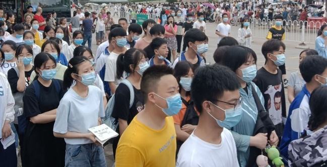 高中政治和生物哪个更难(高中选科攻略：历史政治容易前期，物化地理背后难)
