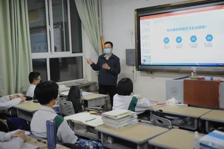 怎么提高小学语文复课效果(秘诀揭晓：带孩子出门玩，轻松积累作文素材！)