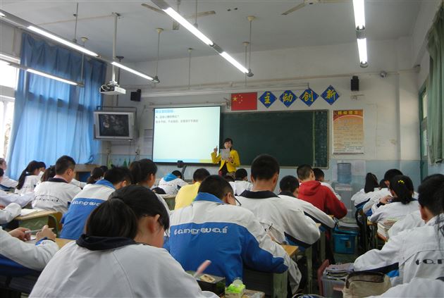 为什么初中不讲政治(初中为何不涉政治？探寻教育背后原因)
