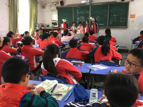 小学趣味英语怎么上课(轻松玩转英语！小学趣味课堂全解析)