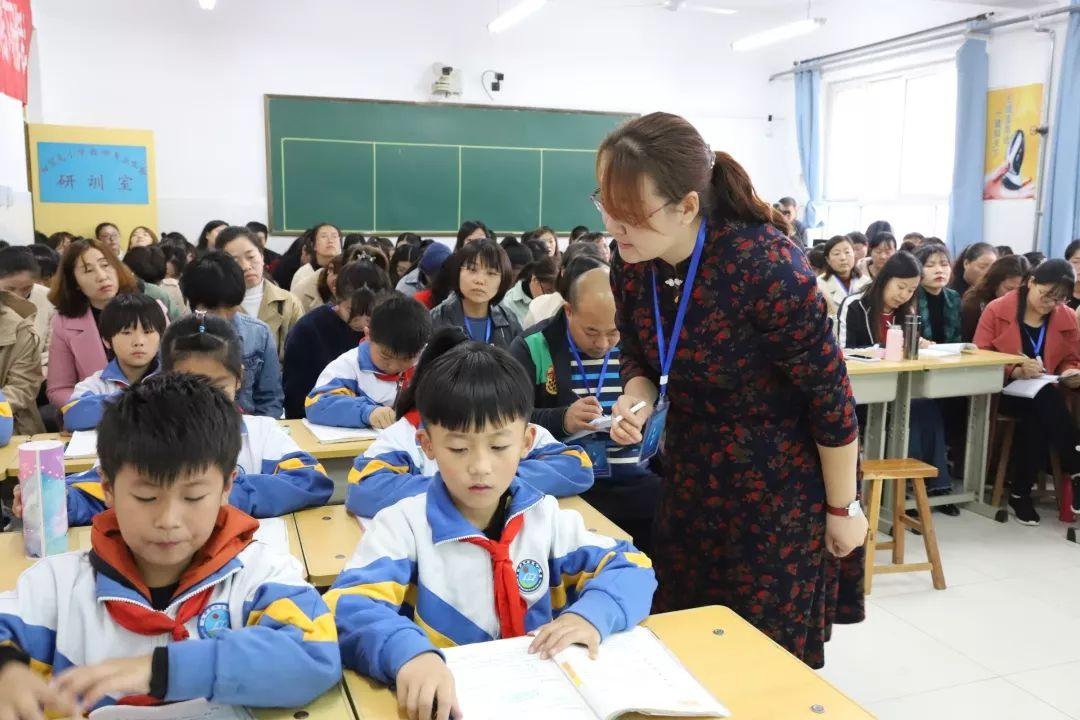 如何指导学生写作文(成为写作大师不再难！这些方法让学生成绩飙升，文思涌动如江河奔流)