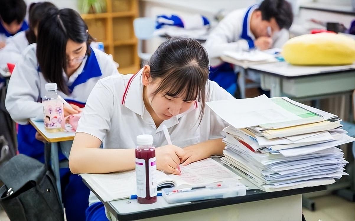 为什么高中生两极分化(高中生两极分化原因揭秘！探寻背后隐秘真相)