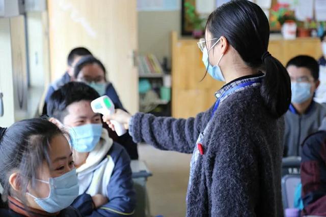 如何减轻孩子的学习负担(减轻孩子学习负担的建议)