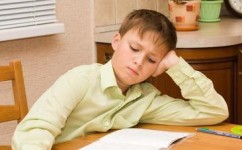 孩子怎么有节制的玩手机(合理管理手机使用时间的建议)